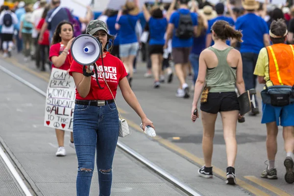 Genç kadın adresleme kalabalık megafon, silah şiddet prot ile — Stok fotoğraf