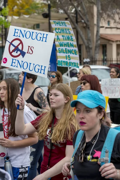 年轻女子携带标志在3月为我们的生活枪暴力公关 — 图库照片