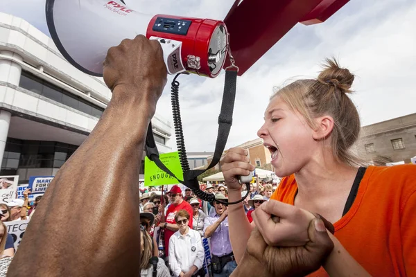 Fiatal nő, sírás, és kiabálni a megafon: fegyver erőszak pr — Stock Fotó