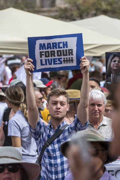 Joven llevando letrero en marcha por nuestras vidas violencia armada Prot — Foto de Stock