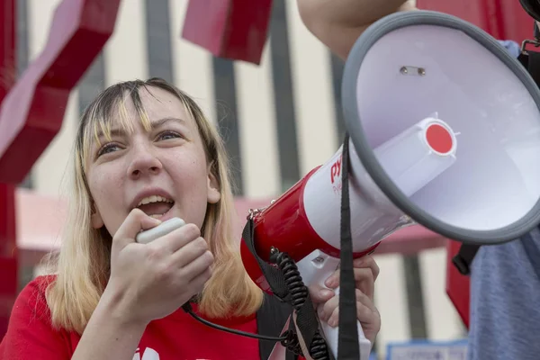 Young woman addressing crowd with megaphone at gun violence prot — Stock Photo, Image