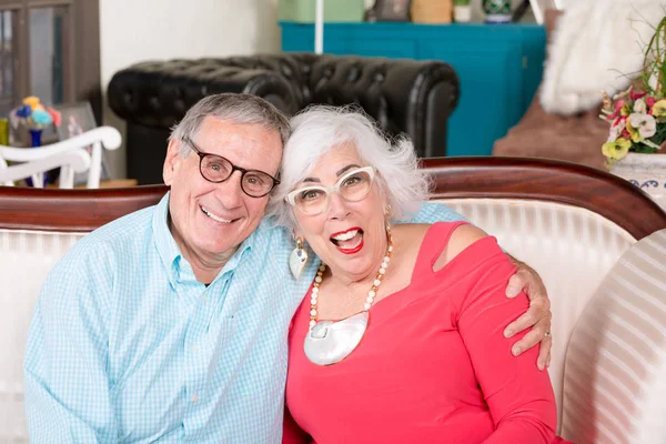 Buon uomo anziano e donna con grandi sorrisi — Foto Stock