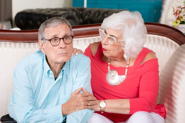 Concerned Senior Man on Couch with Supportive Partner — Stockfoto