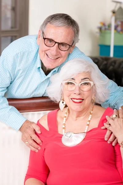 Vrolijke oudere man en vrouw met brede glimlachen — Stockfoto