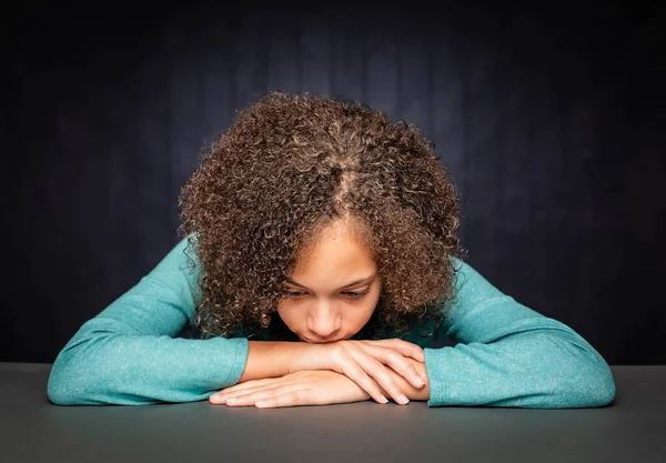Close-up van verdrietig of depressief jong meisje met kin op handen — Stockfoto
