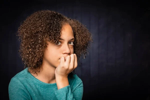 Hübsches junges Mädchen, das ihr Lächeln bedeckt — Stockfoto