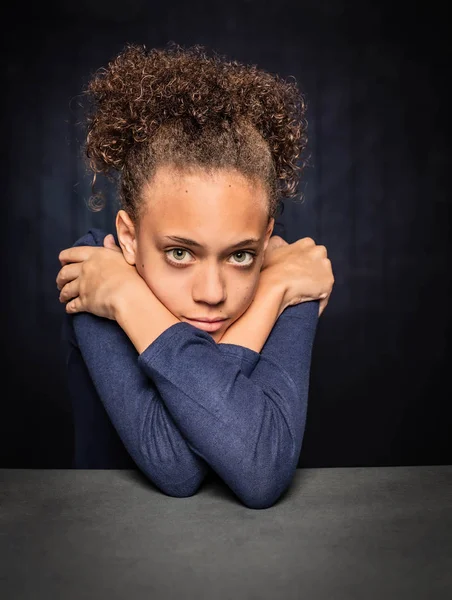 Vertical Shot of Pretty Young Girl with Arms Crossed — Stock Photo, Image