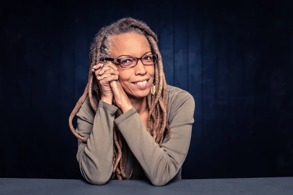 Retrato de una mujer afroamericana confiada con gafas —  Fotos de Stock