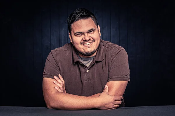 Lächelnder fröhlicher Latino-Mann — Stockfoto