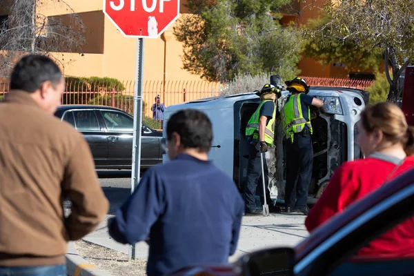 Τρεις παρευρισκόμενοι παρακολουθούν τους ανταποκριτές έκτακτης ανάγκης να εκκαθαρίζουν μια συντριβή M — Φωτογραφία Αρχείου