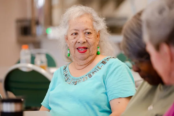 Spaanse senior vrouw met vrienden — Stockfoto