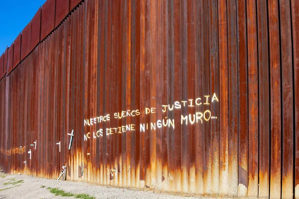 Nossos sonhos de justiça não são parados por qualquer parede pintada em Mex — Fotografia de Stock