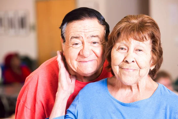 Sorridente coppia ispanica in un centro senior — Foto Stock