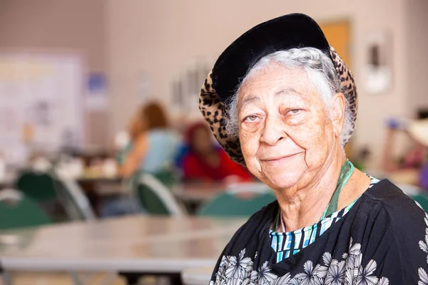 老年Ce非洲裔美国妇女的横向微笑镜头 — 图库照片