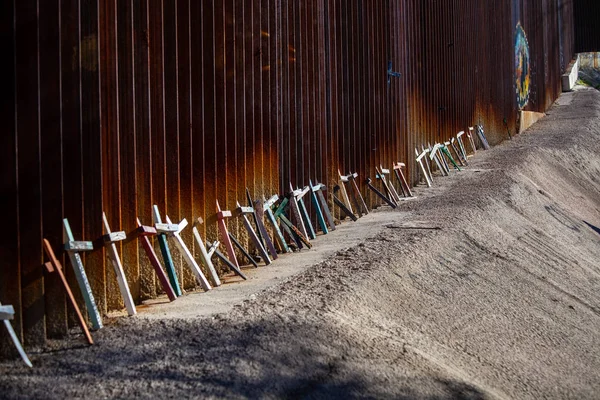 Cruces conmemorativas apoyadas contra el muro fronterizo de Estados Unidos con — Foto de Stock