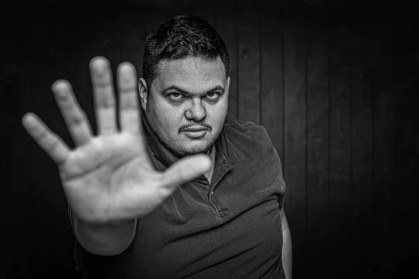 Hombre latino blanco y negro Gesturing Stop — Foto de Stock