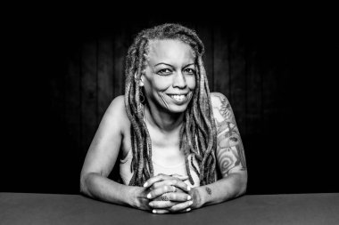 Gülümseyen Afrikalı Amerikalı Bir Kadının Siyah ve Beyaz Portresi