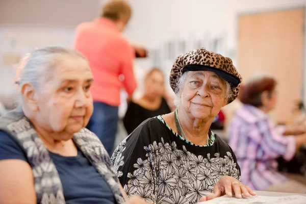 Dwie starsze kobiety w Senior Center — Zdjęcie stockowe