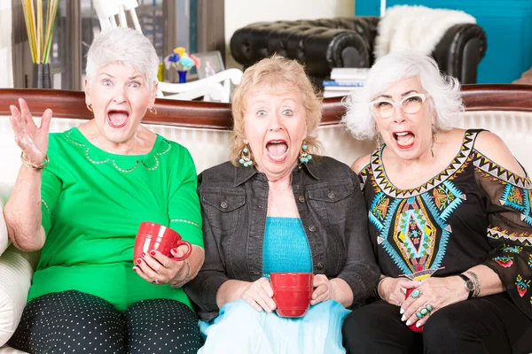 Seniorinnen Auf Der Couch Reagieren Mit Einem Schrei — Stockfoto