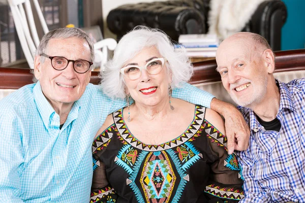 Tres Seniors Juntos Sofá —  Fotos de Stock