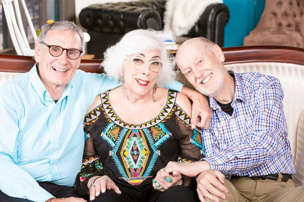 三个老年人一起坐在沙发上 — 图库照片