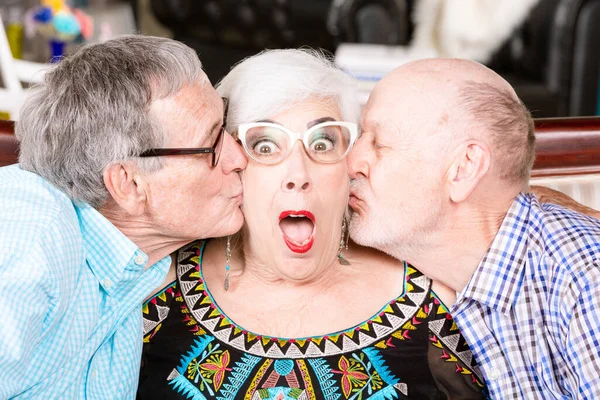 Twee Oudere Mannen Die Dezelfde Vrouw Kussen — Stockfoto