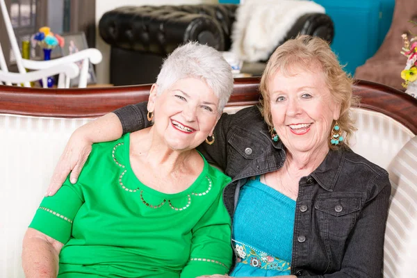 Dos Mujeres Mayores Sentadas Juntas Sofá Sonriendo —  Fotos de Stock