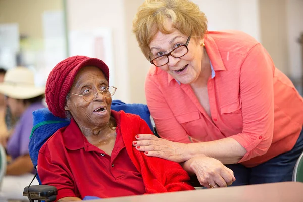Spaanse Afro Amerikaanse Vrouwen Een Bejaardentehuis — Stockfoto