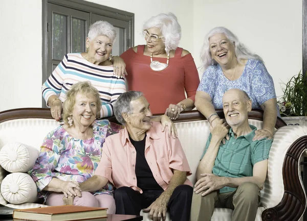 Seis Amigos Seniores Rindo Torno Sofá Antigo — Fotografia de Stock