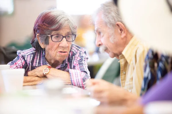 Vrienden Aan Het Praten Een Senior Activiteitencentrum — Stockfoto