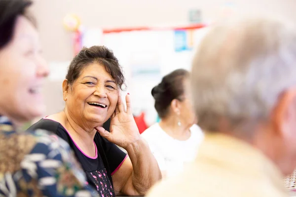 Donna Ispanica Sorridente Parlando Centro Senior — Foto Stock