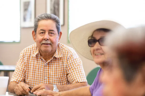 Hispanischer Mann Lächelt Mit Freunden Einem Seniorenzentrum — Stockfoto