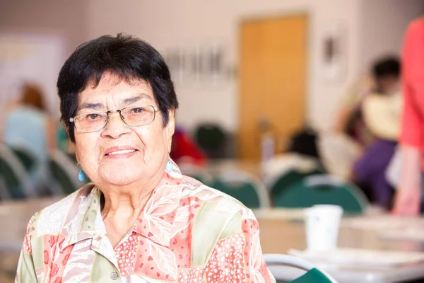 Hispanic Kvinna Ler Upptagen Senior Center — Stockfoto