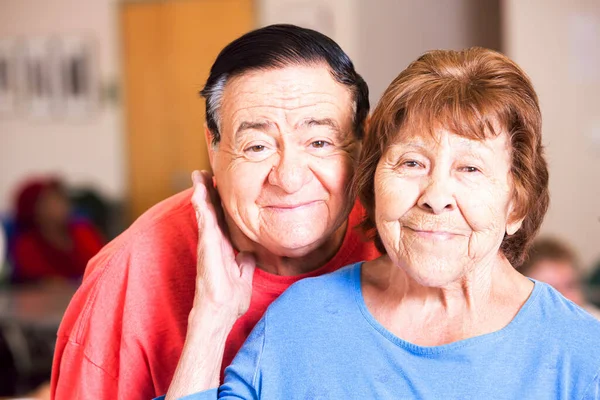 Sonriente Pareja Hispana Riendo Concurrido Centro Ancianos —  Fotos de Stock
