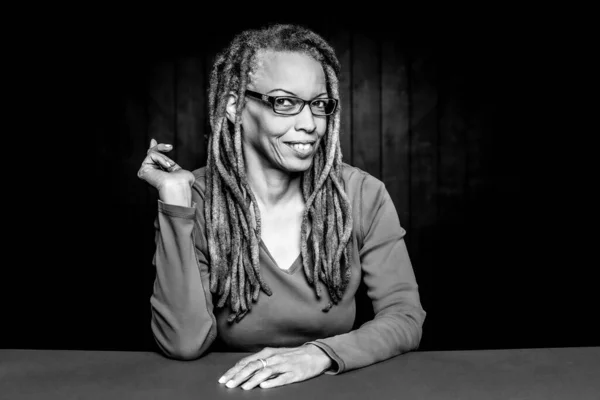 Schwarz Weiß Porträt Einer Attraktiven Afroamerikanerin Mit Dreadlocks — Stockfoto