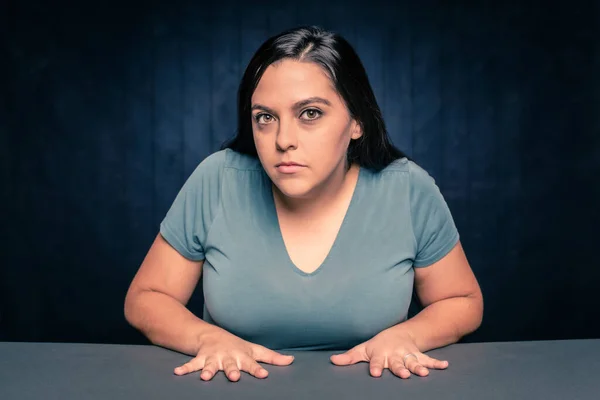 Mujer Joven Agresiva Con Las Manos Sobre Una Mesa — Foto de Stock