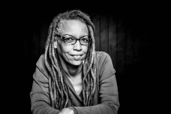 Portrait Noir Blanc Une Femme Afro Américaine Souriante Avec Dreadlocks — Photo