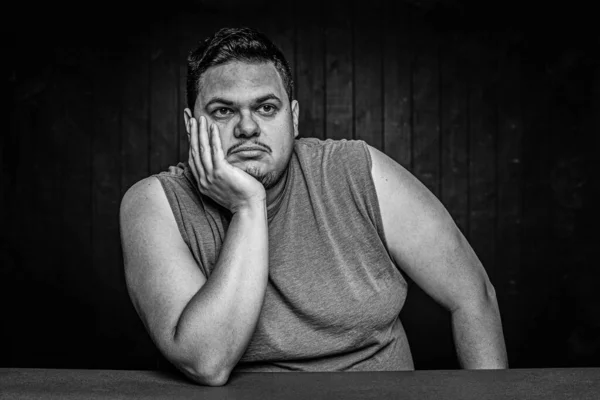 Schwarz Weiß Gelangweilt Oder Abgelenkt Latino Mann Mit Entblößten Armen — Stockfoto