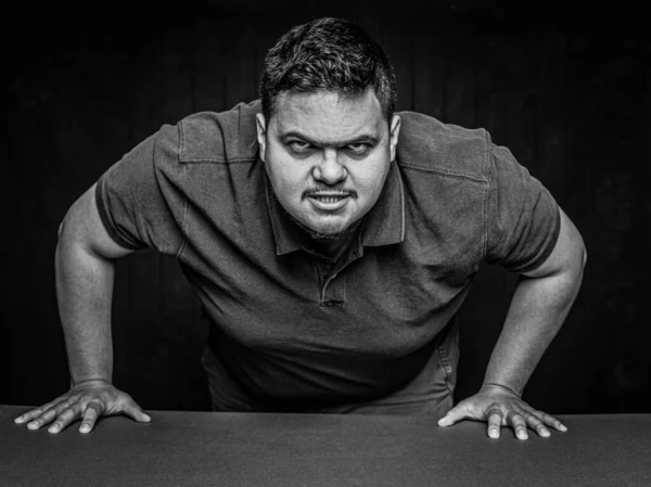 Svart Och Vit Latino Man Lutar Ett Aggressivt Sätt — Stockfoto
