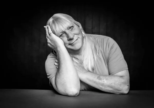 Svartvitt Sittande Porträtt Blond Transkvinna Vilande Huvud Handen — Stockfoto