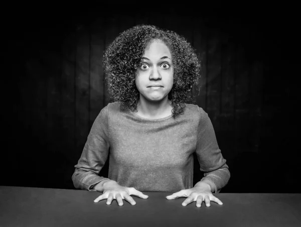 Černá Bílá Hezká Mladá Dívka Šokovaným Výrazem Opírající Její Ruce — Stock fotografie