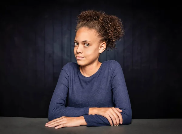 Menina Bonita Sentada Com Expressão Feliz — Fotografia de Stock