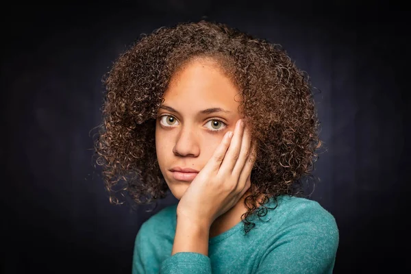 Traurige Junge Frau Deren Kopf Auf Einer Hand Ruht — Stockfoto