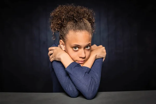 Mooi Jong Meisje Rusten Haar Hoofd Gekruiste Armen — Stockfoto