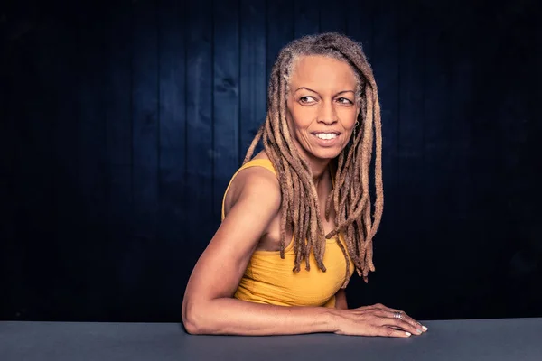 Retrato Una Mujer Afroamericana Sonriente Con Rastas Mirando Izquierda —  Fotos de Stock