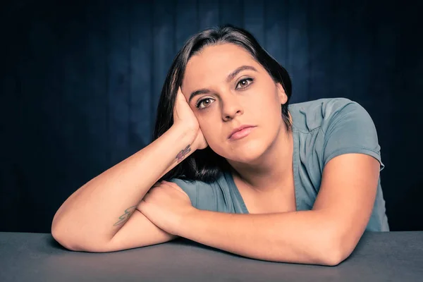 Retrato Una Mujer Joven Bonita Con Cabeza Apoyada Mano —  Fotos de Stock