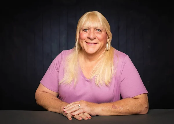 Sittande Porträtt Leende Blond Transkvinna — Stockfoto