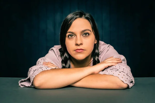 Close Mulher Muito Jovem Com Cabelo Tranças — Fotografia de Stock