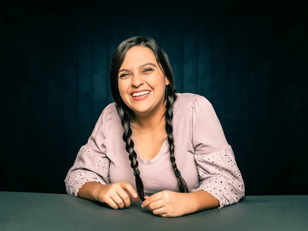 Retrato Mujer Joven Feliz Riendo Apoyada Mesa Con Pelo Trenzas —  Fotos de Stock