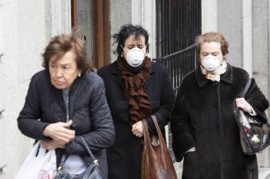 TOLEDO, SPAIN - 5 Mart: Kimliği belirsiz kadınlar kendilerini ve diğerlerini koronavirüsten korumak için maske takıyorlar. 5 Mart 2020, Toledo, İspanya.